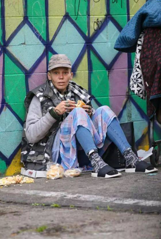 Ünlü model Loni Willison ön dişleri dökük yine çöp toplarken görüntülendi - Resim: 50